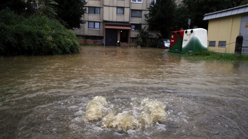 Je »zalivanje« kleti, dvorišč in parkirišč postalo stalnica?