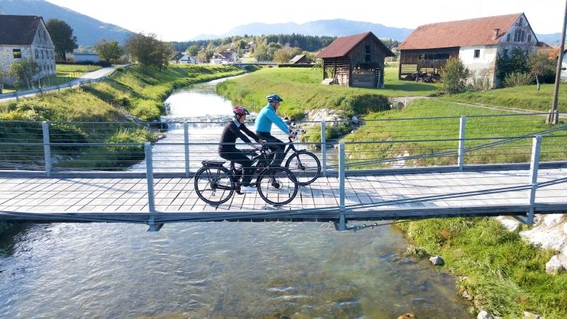 Na raziskovanje z e-kolesi