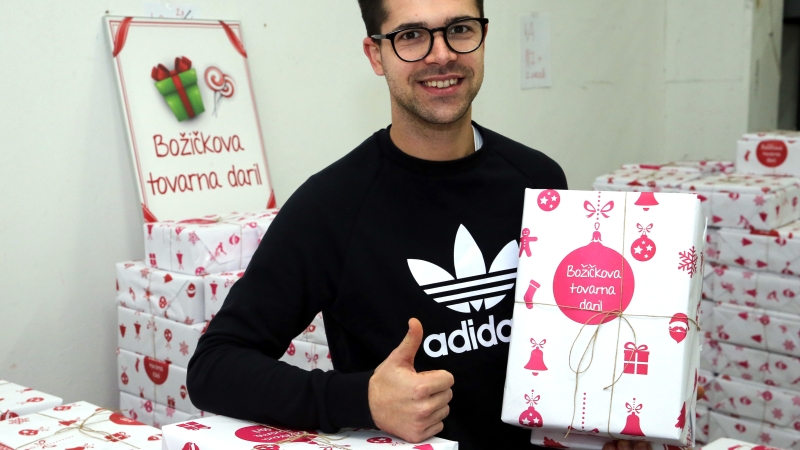 Osma Božičkova tovarna daril
