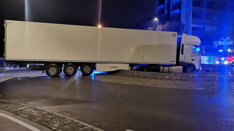 Tovornjak zapeljal v fontano in v njej obtičal