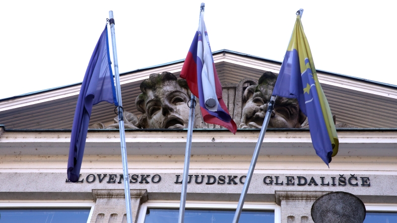 Golob ostaja na položaju