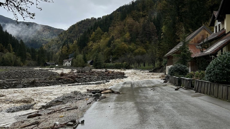 Razmere se umirjajo, v občini Ljubno voda odnesla tri cestne odseke