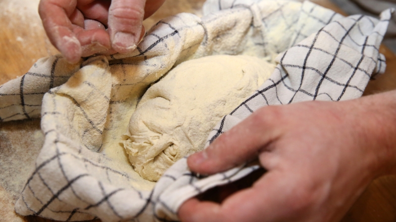 O ceni in kakovosti kruha - Ga naredi roka ali moka?