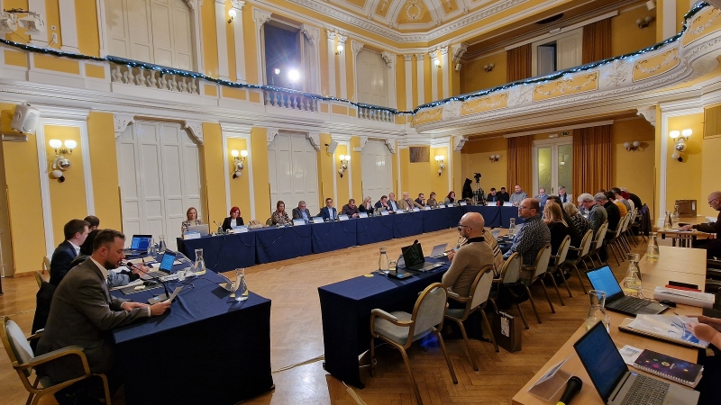 Proračun sprejet, Šrot odstopil