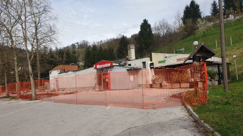 Po naši objavi očistili okolico trgovine na Polulah!