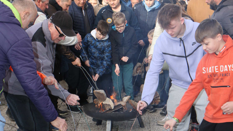 Kdor prinese ogenj k hiši, dobi evro ali dva