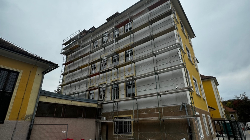 Na šoli obnavljajo fasado