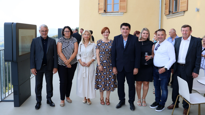 V znamenju zloščenih biserov in višjih položnic