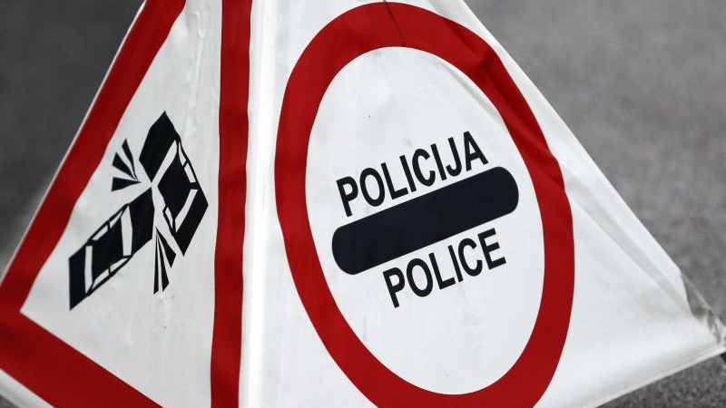 Kolesarka hudo poškodovana zaradi zajca