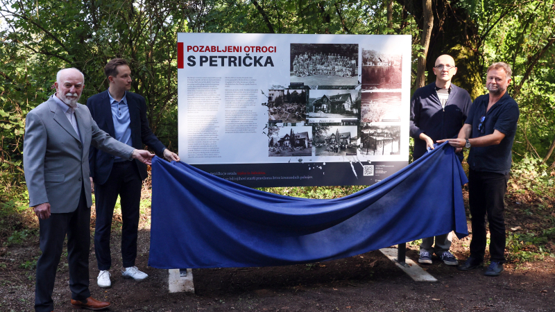 Otroci s Petrička dobili spominsko tablo, nekdanje taborišče ponoči zgorelo