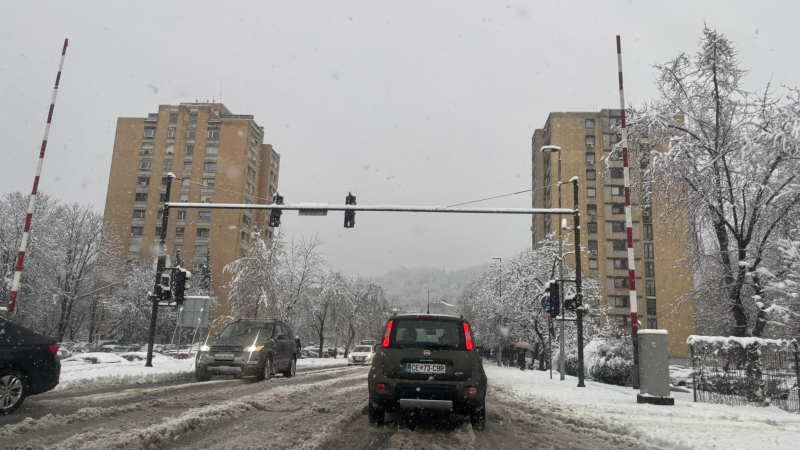Sneženje povzroča težave v prometu