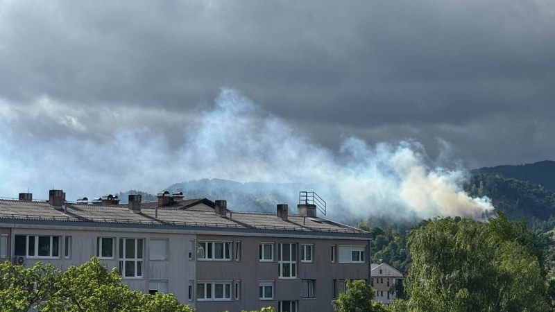 Požar pri Celjskem gradu gasijo tudi iz zraka