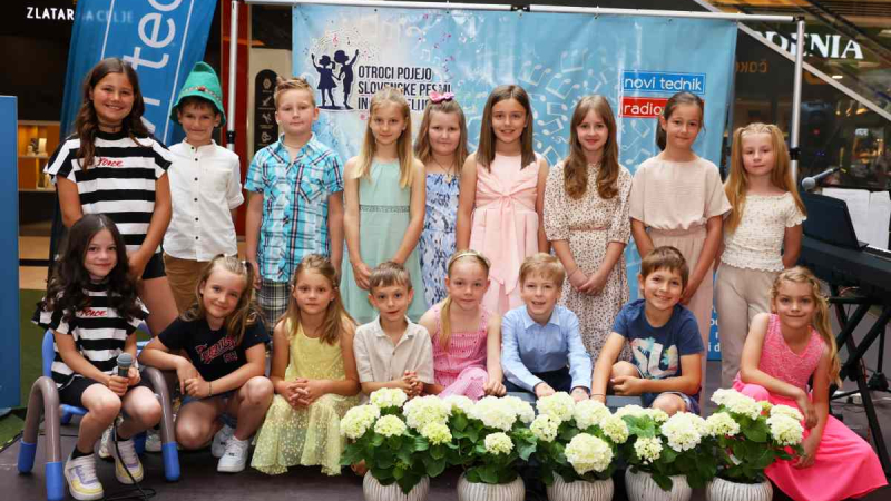 Finale Otroci pojejo slovenske pesmi in se veselijo v Citycentru Celje