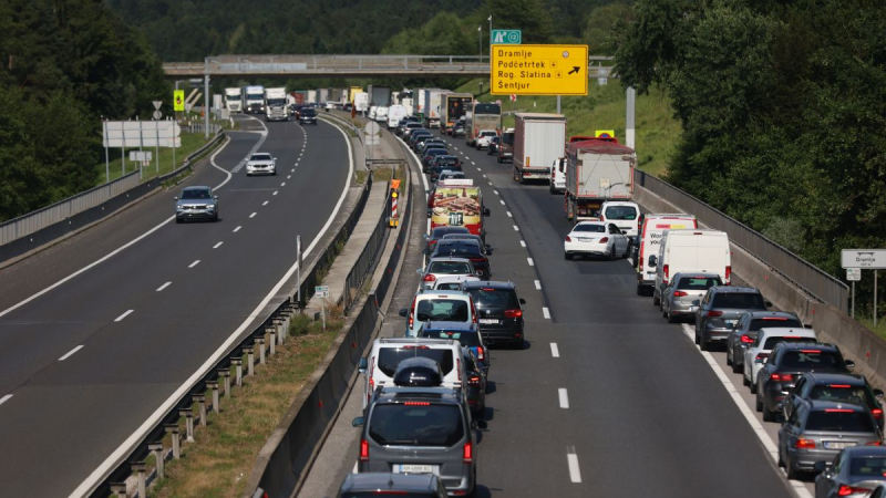 V nesreči na avtocesti umrl češki voznik tovornjaka