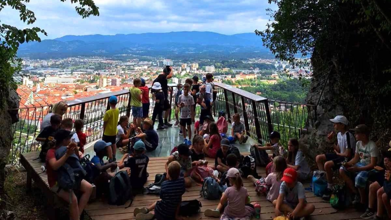 Okoli 170 otrok počitnice preživelo v šoli